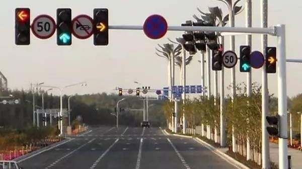 成都信號燈桿件