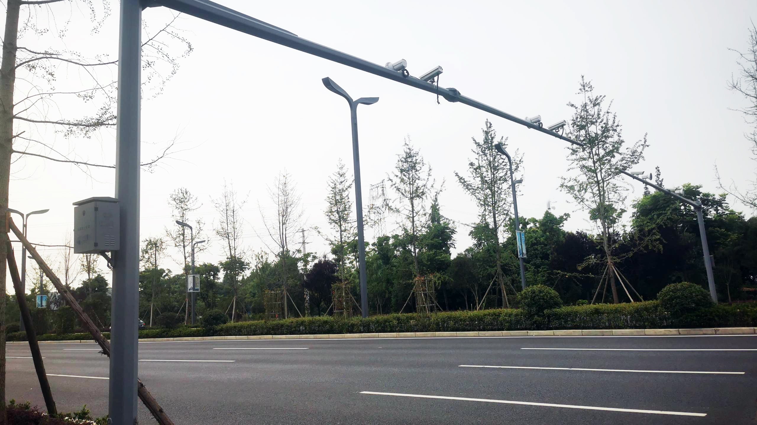 菲尼特塑全新電子警察桿件形態 助力安岳道路違法抓拍