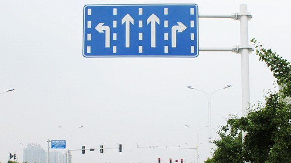 交通標志桿生產廠家哪家好？菲尼特教您如何選擇