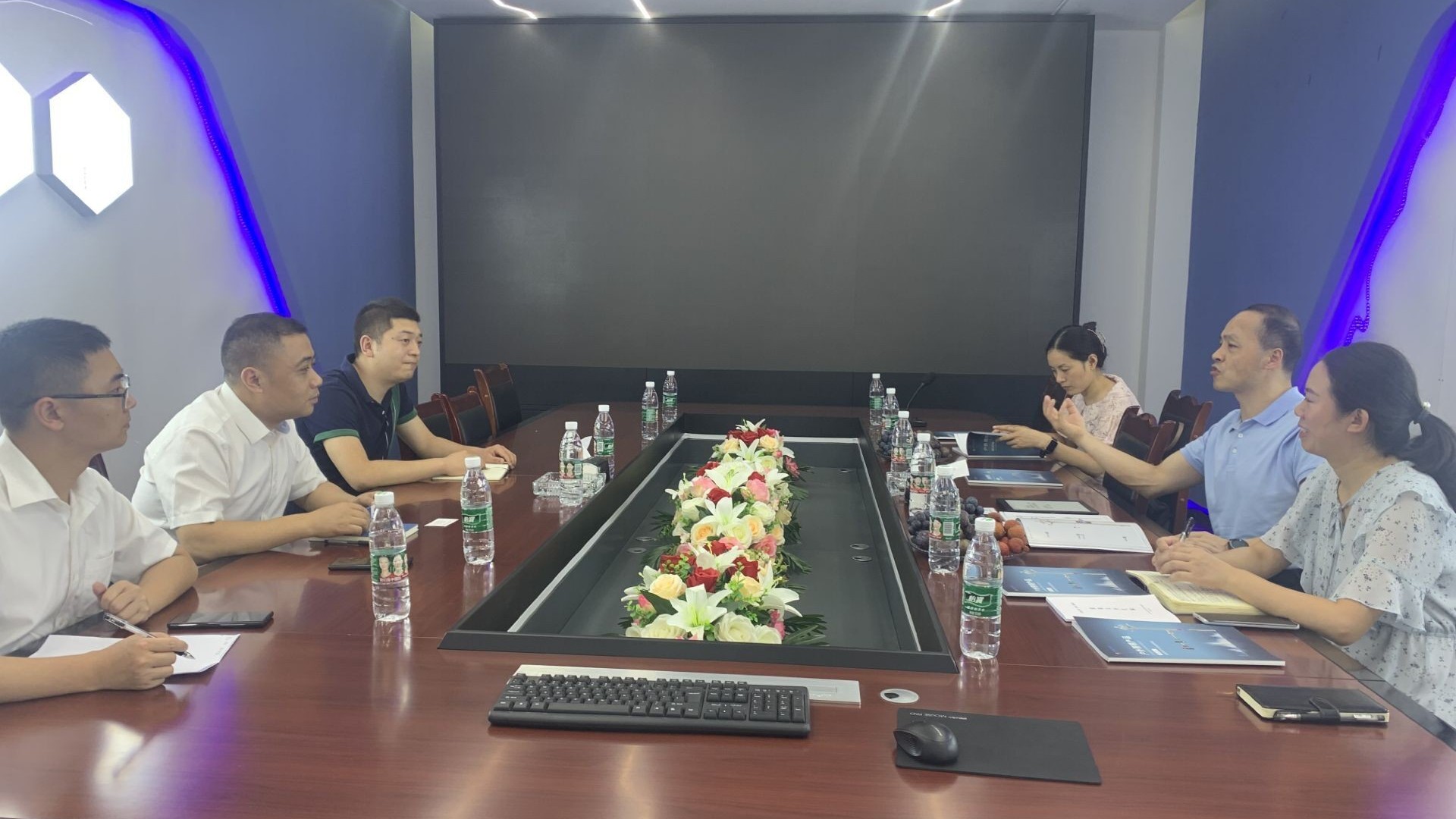 青白江區領導一行蒞臨四川菲尼特調研指導