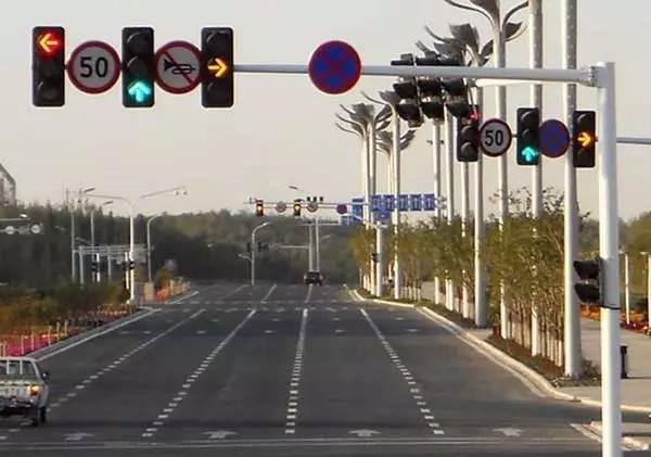 菲尼特紅綠燈桿